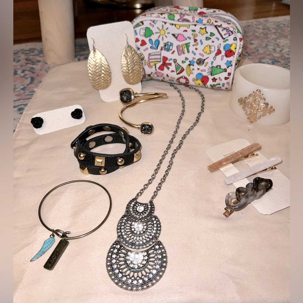accessories bundle // Everything in this picture /8+ pieces/ jewelry, hair clips